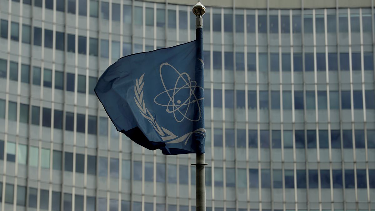 راية الوكالة الدولية للطاقة الذرية أمام مقرّها في فيينا 