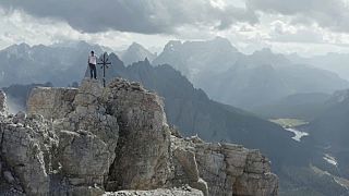 المتسلق السويسري داني أرنولد يتسلق جبال الألب في إيطاليا