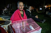 Deprem sonrası evlerine girmeyen bazı vatandaşlar, Silivri Meydanı'nda beklemeye devam etti. ( Muhammed Enes Yıldırım - Anadolu Ajansı )