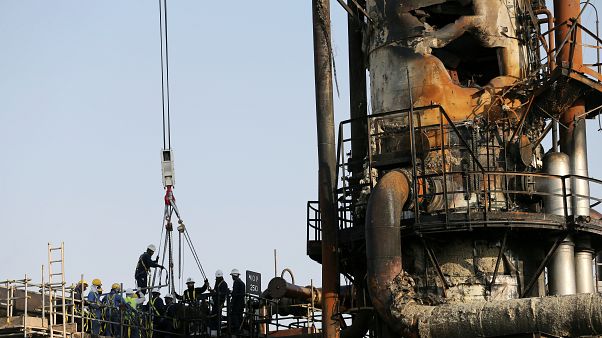 Suudi Arabistan'ın saldırıya uğrayan petrol rafinerilerinde onarma çalışmaları sürüyor Suudi Arabistan'ın saldırıya uğrayan petrol rafinerilerinde onarma çalışmaları sürüyor