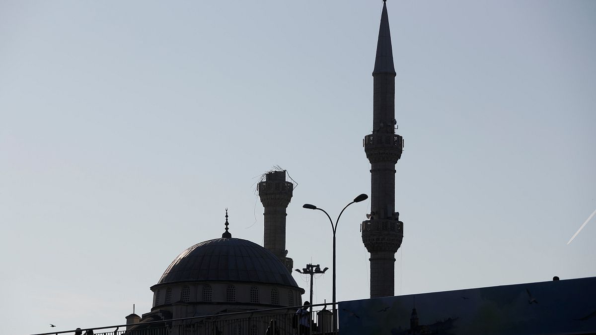 منارة أحدة المساجد في إسطنبول التركية 