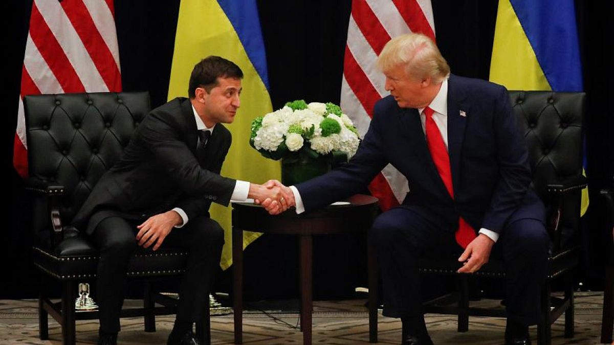 الرئيس الأمريكي دونالد ترامب ونظيره الأوكراني فولوديمير زيلينسكي