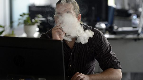 Már egy tucat halálos áldozata van az e-cigarettának az USA-ban Már egy tucat halálos áldozata van az e-cigarettának az USA-ban
