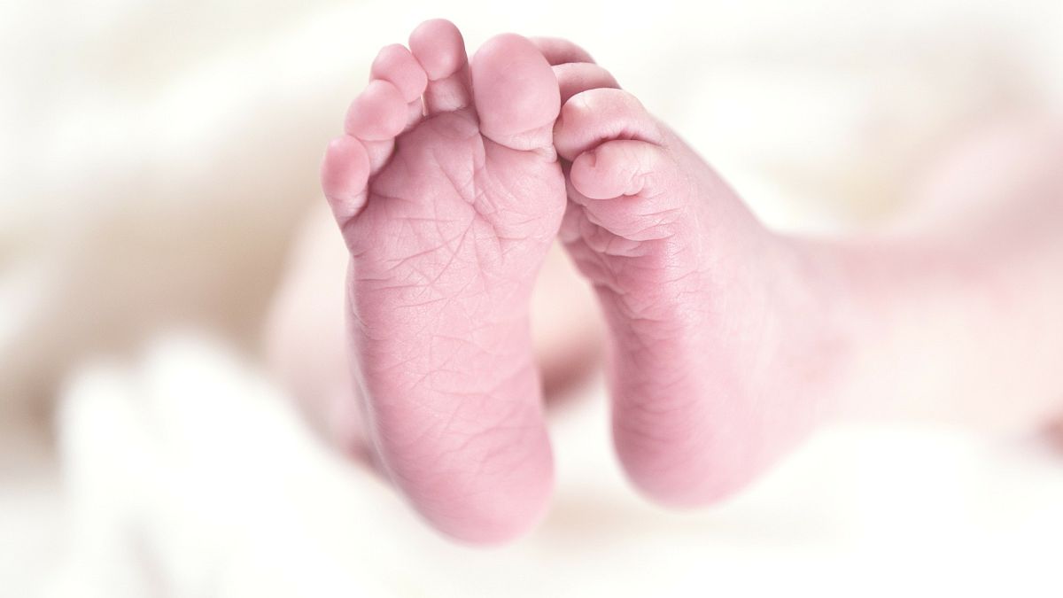 Gestación subrogada, venta de óvulos y de bebés: un siniestro negocio desmantelado en Grecia
