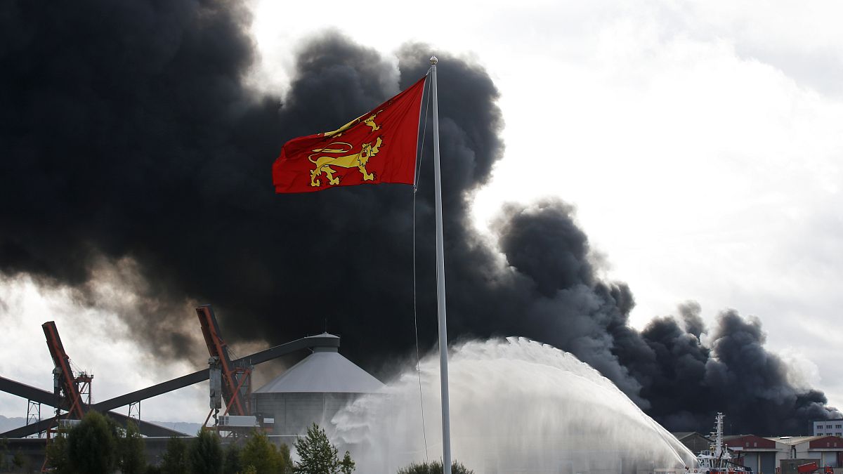 فرنسا تعلن إخماد حريق مصنع المواد الكيميائية في مدينة روان