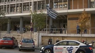 شاهد: تفكيك عصابة لبيع الأطفال في اليونان