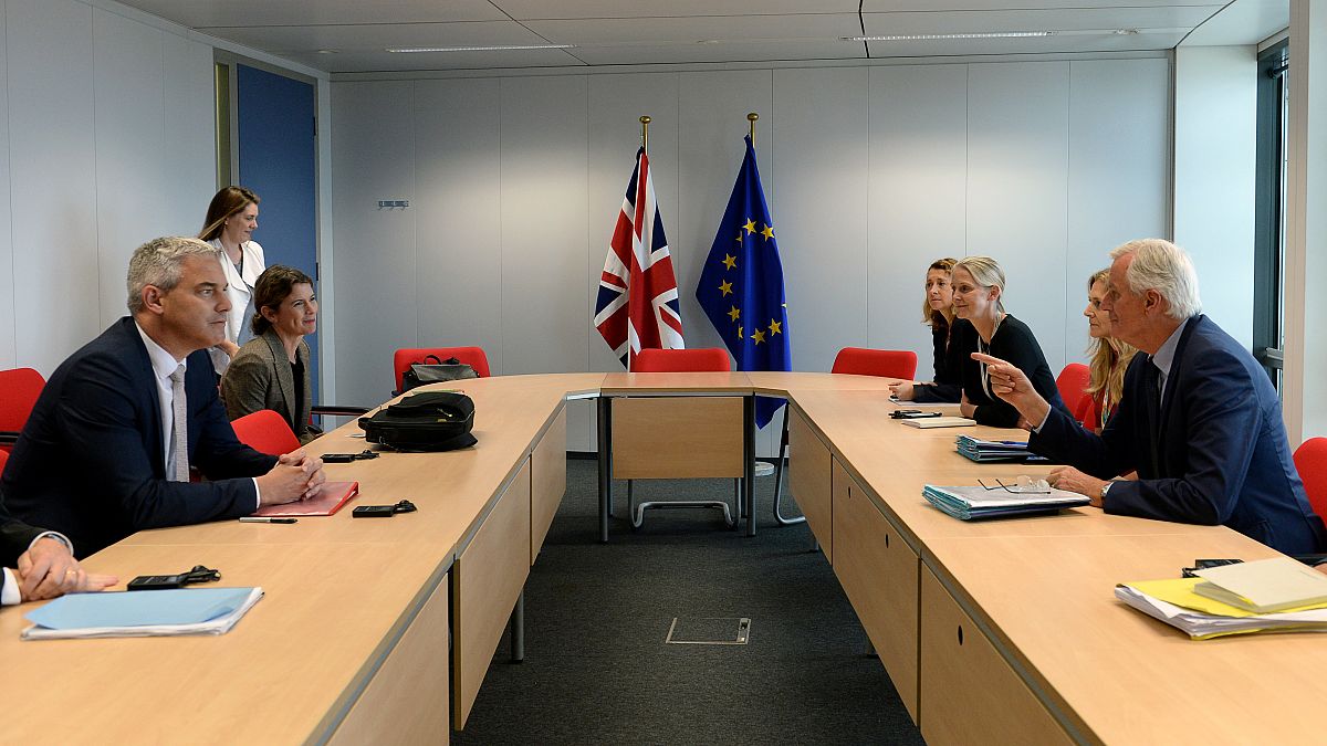 El secretario británico del Brexit Stephen Barclay con el negociador jefe de la Unión Europea, Michel Barnier en Bruselas, el 27 de septiembre de 2019.
