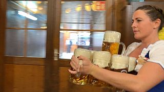 Un día en la vida de una camarera del Oktoberfest: 15 horas de pie cargando litros de cerveza