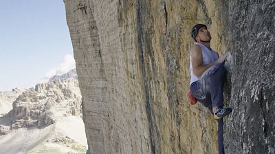 İsviçreli serbest tırmanıcı güvenlik önlemi olmadan 550 metrelik kayalığa rekor zamanda tırmandı