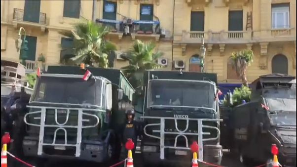 الشرطة تحاصر ميدان التحرير في القاهرة الشرطة تحاصر ميدان التحرير في القاهرة