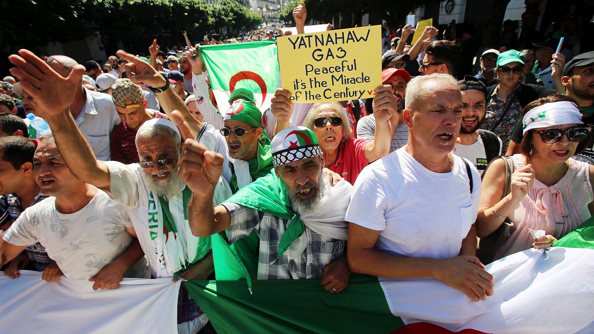 الجزائريون يتظاهرون للجمعة الـ 32 ضد إجراء الانتخابات الرئاسية