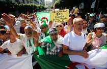 الجزائريون يتظاهرون للجمعة الـ 32 ضد إجراء الانتخابات الرئاسية