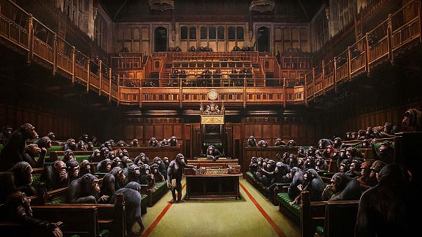 Στο σφυρί το έργο του Banksy με τους χιμπατζήδες στο βρετανικό κοινοβούλιο Στο σφυρί το έργο του Banksy με τους χιμπατζήδες στο βρετανικό κοινοβούλιο