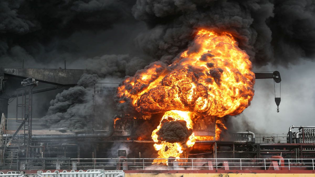 کره جنوبی؛ ۹ زخمی در پی آتش‌ گرفتن دو تانکر نفتی در بندر اولسان 