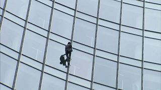شاهد: "سبايدرمان الفرنسي" يتسلق ناطحة سحاب في فرانكفورت