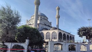 Avcılar'daki Hacı Ahmet Tükenmez Camisi'nin 5.8 büyüklüğündeki deprem sonrası minaresi yıkıldı