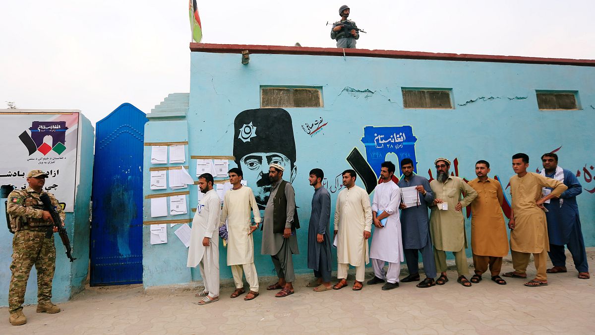 بعض المواطنين الأفغان خارج أحد مركز الاقتراع بالانتخابات الرئاسية في جلال آباد، أفغانستان 28 سبتمبر 2019