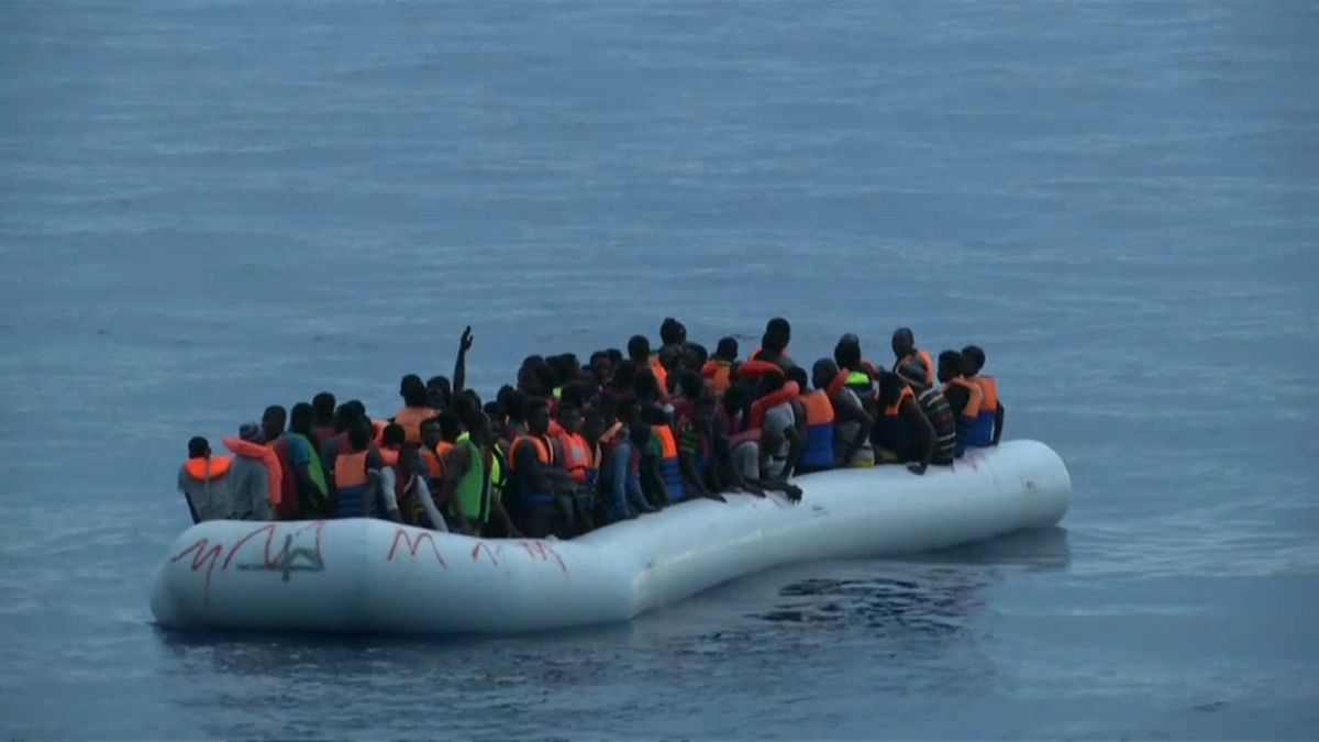 Naufragan más de 50 migrantes frente a Libia