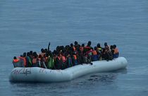 Naufragan más de 50 migrantes frente a Libia