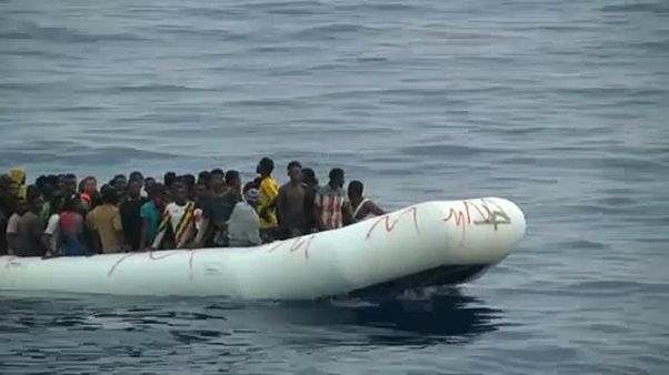 Migranti, si capovolge un'imbarcazione con 50 persone a bordo in Libia Migranti, si capovolge un'imbarcazione con 50 persone a bordo in Libia