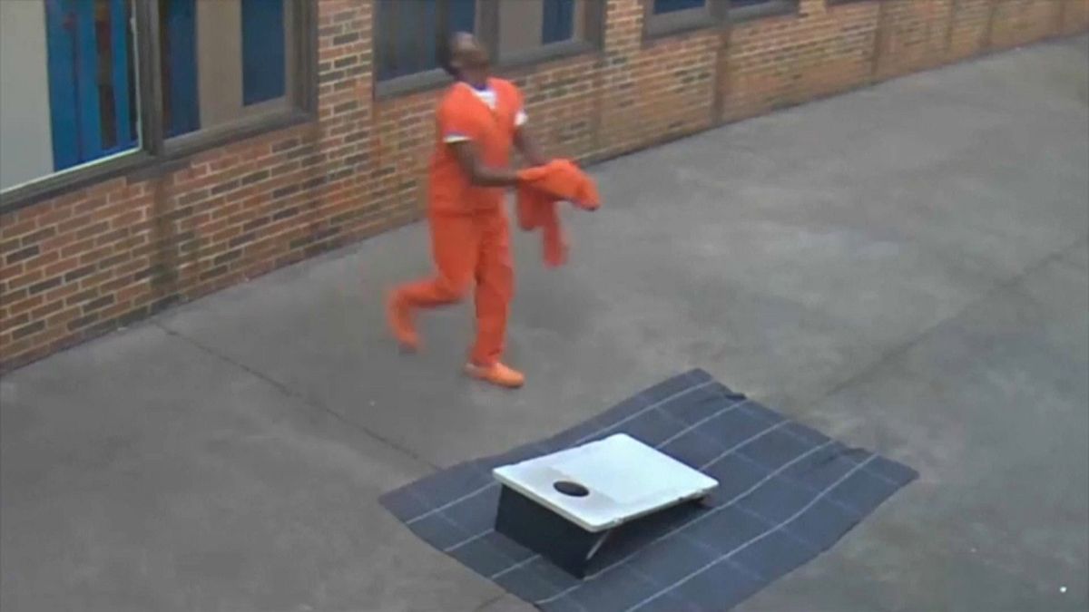 Video: Cezaevindeki mahkum esrar siparişini drone ile alırken görüntülendi
