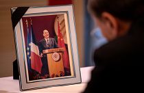 نائب رئيس جمهورية الصين الشعبية وانغ تشيشان يوقع كتاب التعزية للرئيس الفرنسي السابق جاك شيراك في السفارة الفرنسية في بكين، الصين سبتمبر 2019