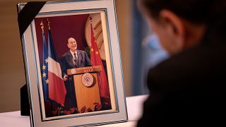 نائب رئيس جمهورية الصين الشعبية وانغ تشيشان يوقع كتاب التعزية للرئيس الفرنسي السابق جاك شيراك في السفارة الفرنسية في بكين، الصين سبتمبر 2019