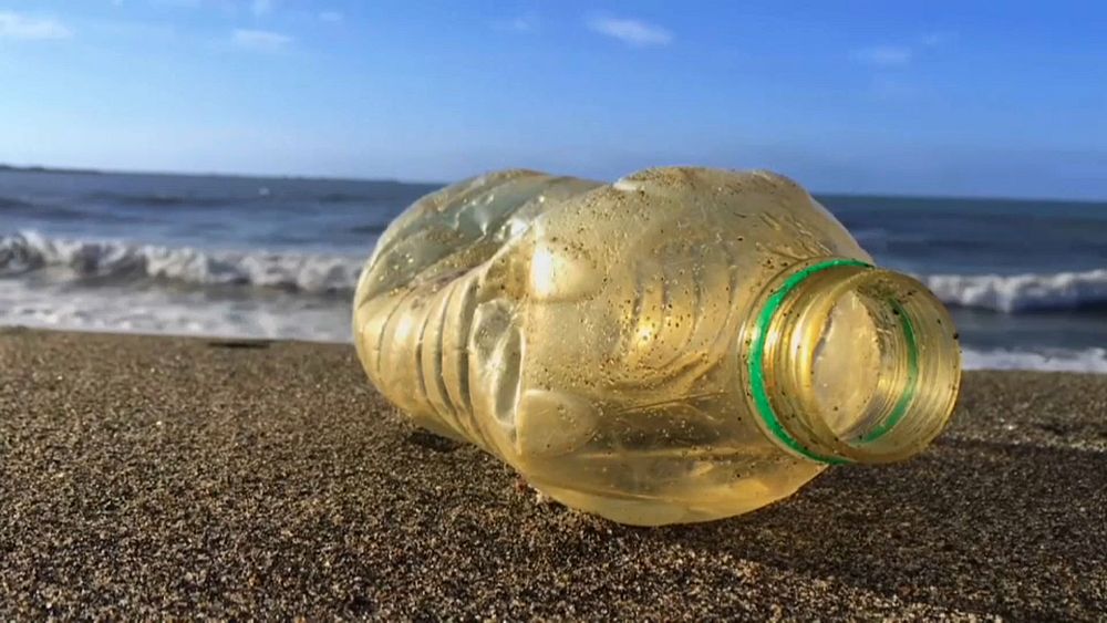 sampah botol plastic menurut satu studi todak berasal dari darat melainkan dari kapall, khususnya asal Cina. (gambar dari: https://www.euronews.com/2019/09/29/experts-sound-alarm-over-rising-microplastics-in-mediterranean-sea)