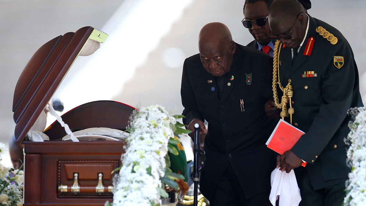 الرئيس السابق لزامبيا، كينيث كاوندا، في وداعه لحاكم زيمبابوي روبرت موغابي خلال جنازته الرسمية في الاستاد الرياضي الوطني في زيمبابوي، 14 سبتمبر 2019