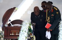 الرئيس السابق لزامبيا، كينيث كاوندا، في وداعه لحاكم زيمبابوي روبرت موغابي خلال جنازته الرسمية في الاستاد الرياضي الوطني في زيمبابوي، 14 سبتمبر 2019
