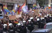 Polonia, manifestanti anti LGBT si scontrano con la polizia durante il gay pride
