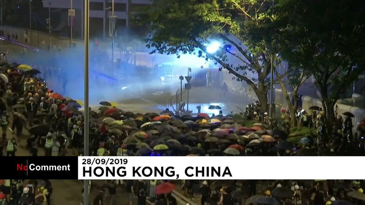 Hong Kong'da olaylı hafta sonu: Tazyikli suya taşla karşılık