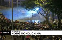 Hong Kong'da olaylı hafta sonu: Tazyikli suya taşla karşılık