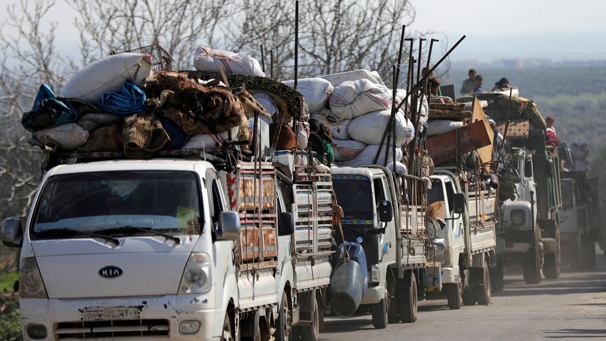  سوريون يعيشون في أطمة قرب الحدود.. وحلم اللجوء إلى تركيا