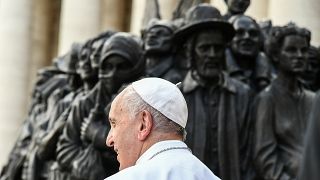 Papst Franziskus ehrt Flüchtlinge