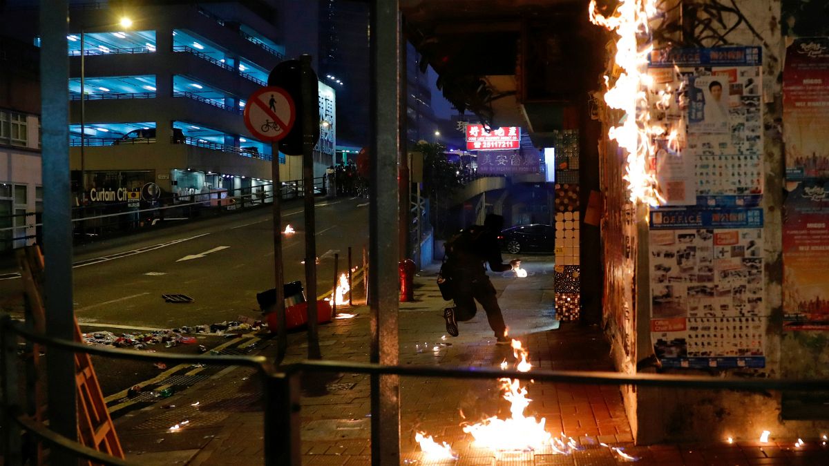تشدید درگیری‌ها بین معترضان و پلیس هنگ کنگ در آستانه ۷۰ سالگی چین کمونیست