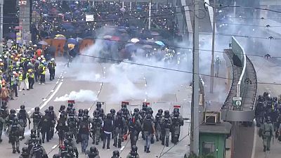 ویدئو؛ استفادۀ پلیس هنگ کنگ از گاز اشک‌آور در مقابل طرفداران دموکراسی