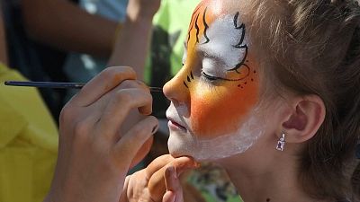 شاهد: آلاف من الروس باللون البرتقالي تذكيراً بنمور سيبيريا