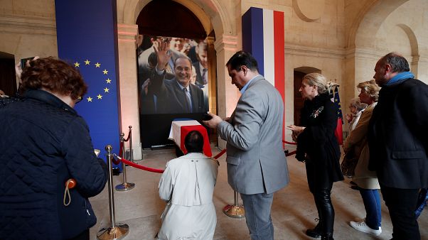 Χιλιάδες Γάλλοι είπαν «αντίο» στον Ζακ Σιράκ Χιλιάδες Γάλλοι είπαν «αντίο» στον Ζακ Σιράκ