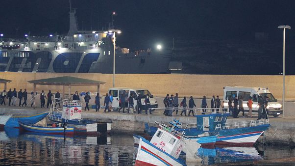 مهاجرون في ميناء لامبيدوسا إيطاليا مهاجرون في ميناء لامبيدوسا إيطاليا