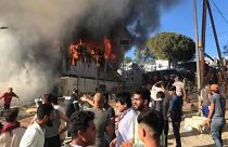 صورة من الحريق الذي اندلع في مخيم للمهاجرين في اليونان