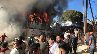 صورة من الحريق الذي اندلع في مخيم للمهاجرين في اليونان