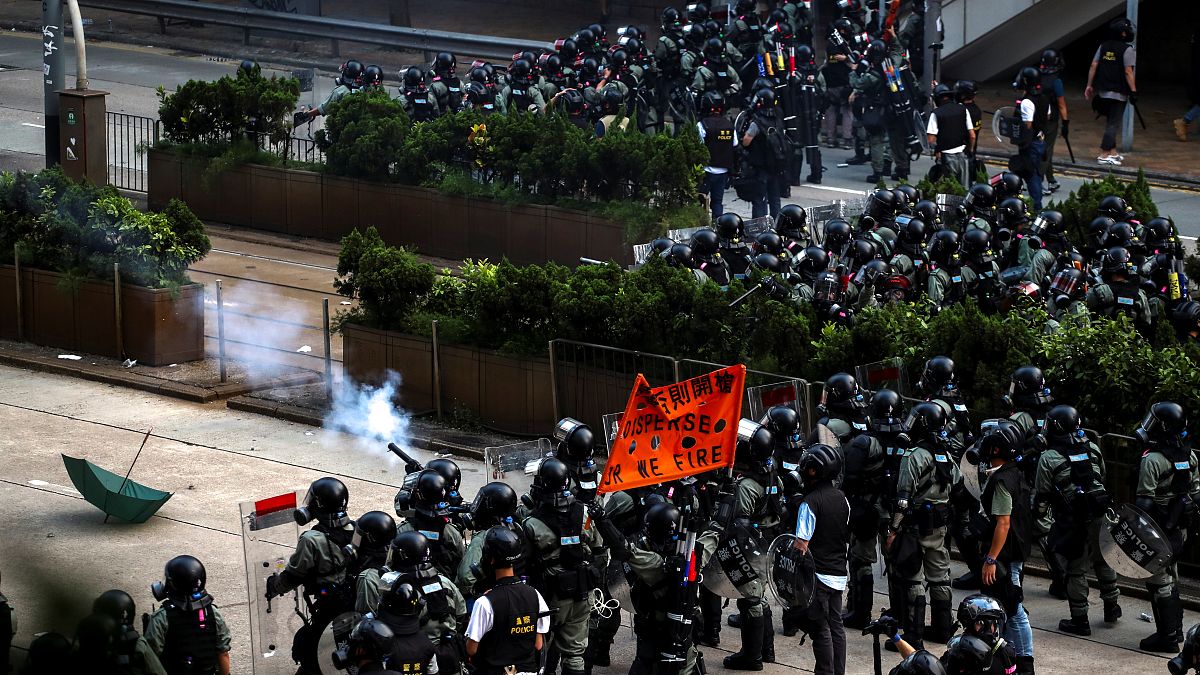 شاهد: مواجهات عنيفة بين الناشطين المدافعين عن الديمقراطية وقوات مكافحة الشغب في هونغ كونغ
