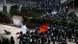 Χογνκ Κονγκ: Οι αστυνομικοί χρησιμοποιούν σπρέι πιπεριού για να διαλύσουν διαδηλωτές