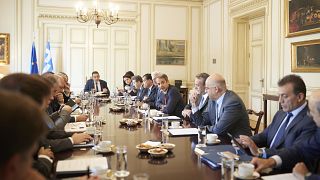 O πρωθυπουργός Κυριάκος Μητσοτάκης συνομιλεί με τους υπουργούς υπουργικό Συμβούλιο