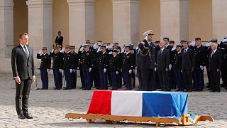 Emmanuel Macron se recueillant devant la sépulture de Jacques Chirac dans la cour des Invalides à Paris le 30 septembre 2019
