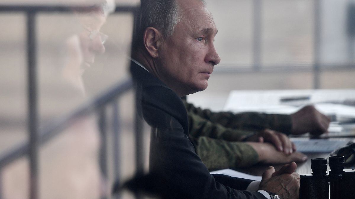 بوتين خلال مراقبة أحد التدريبات العسكرية في روسيا 
