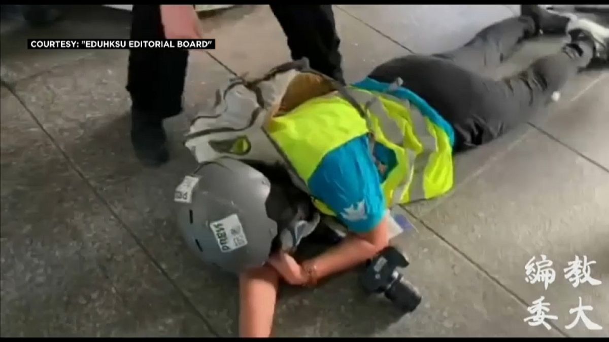 شاهد: لحظة إصابة مصور إندونيسي برصاص مطاطي خلال احتجاجات هونغ كونغ