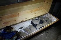 Sakarya'nın Adapazarı ilçesinde tabuta gizlenmiş 10 kilo 200 gram sentetik uyuşturucu ele geçirildi. ( Jandarma Komutanlığı - Anadolu Ajansı )