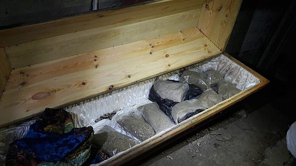 Sakarya'nın Adapazarı ilçesinde tabuta gizlenmiş 10 kilo 200 gram sentetik uyuşturucu ele geçirildi. ( Jandarma Komutanlığı - Anadolu Ajansı ) Sakarya'nın Adapazarı ilçesinde tabuta gizlenmiş 10 kilo 200 gram sentetik uyuşturucu ele geçirildi. ( Jandarma Komutanlığı - Anadolu Ajansı )